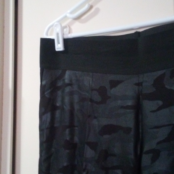 Woman's Pants - Picture 8 of 10